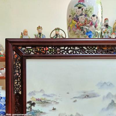 tranh sứ khung gỗ hoạ tiết xóm núi
